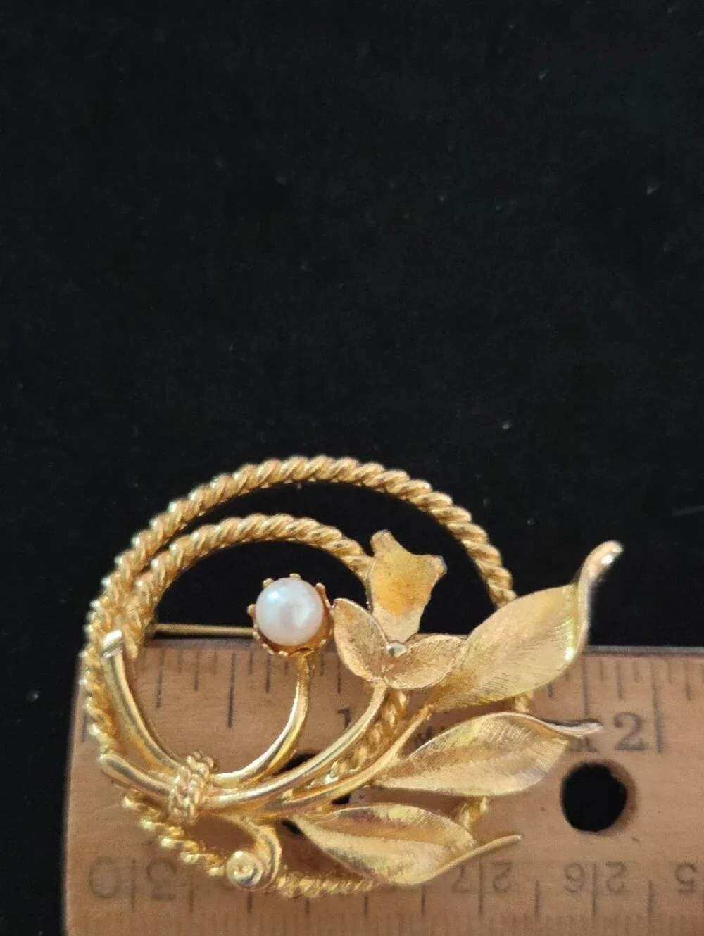Sarah Coventry Gold Leaf Pearl Accent Circle Brooch - Women's Jewelry